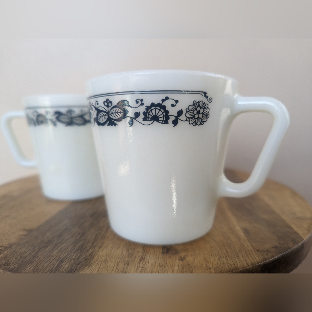 VINTAGE 70's Pyrex Old Town Diagonal Handle Coffee Mugs, Blue & White (SET OF 2) - Picture 5 of 10